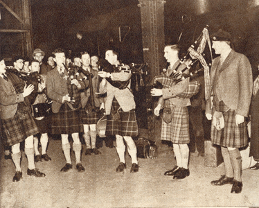99661 Afbeelding van enkele doedelzak spelende Schotse deelnemers aan het congres van de Oxford beweging te Utrecht, ...